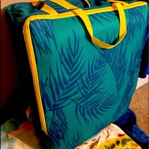 Extra large Brontë recliner beach chair. Backpack carry straps for easy carry.